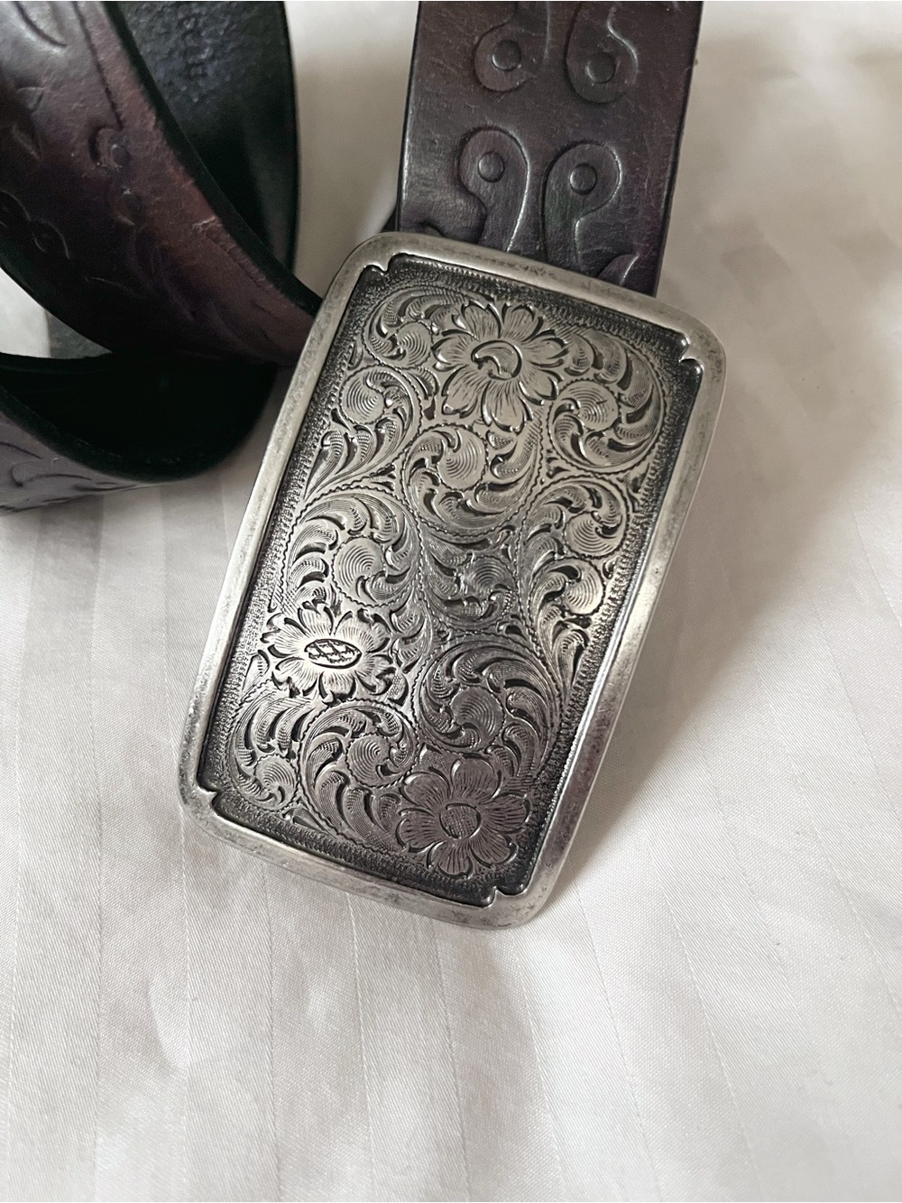 Vintage Fossil Brown Leather Belt | Engraved Floral Buckle | Women’s Small - Picture 3 of 13